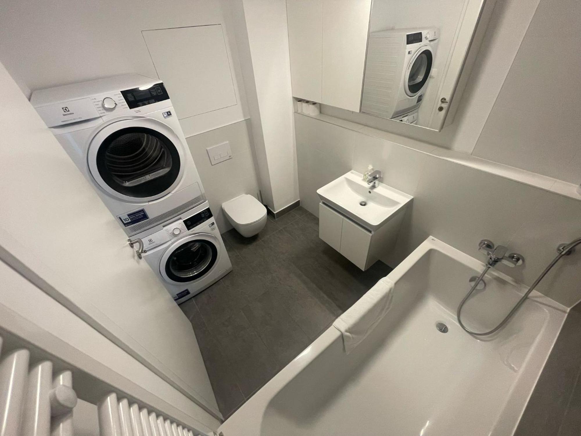New Downtown Apartment Couple Minute From The Old Town Μπρατισλάβα Εξωτερικό φωτογραφία